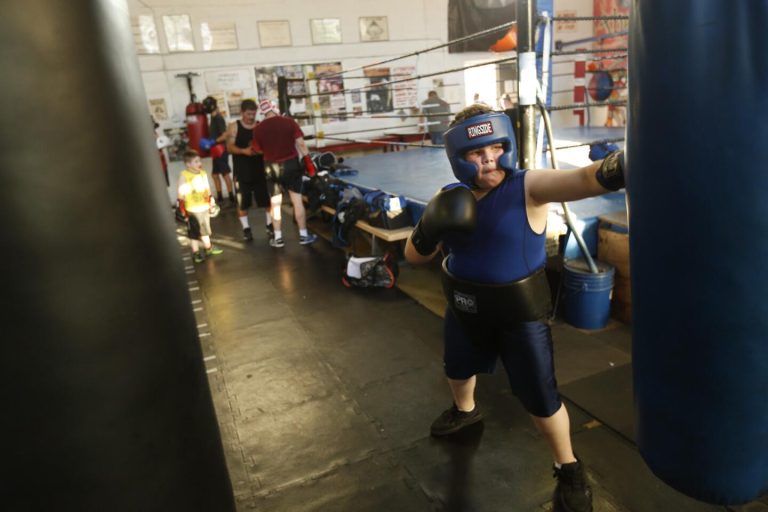 descubre los mejores gimnasios de boxeo en los ángeles para 2026. entrena con profesionales, mejora tu técnica y alcanza tus objetivos de fitness y combate.