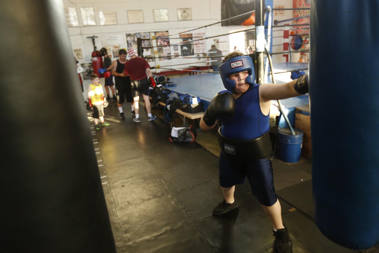descubre los mejores gimnasios de boxeo en los ángeles para 2026. entrena con profesionales, mejora tu técnica y alcanza tus objetivos de fitness y combate.