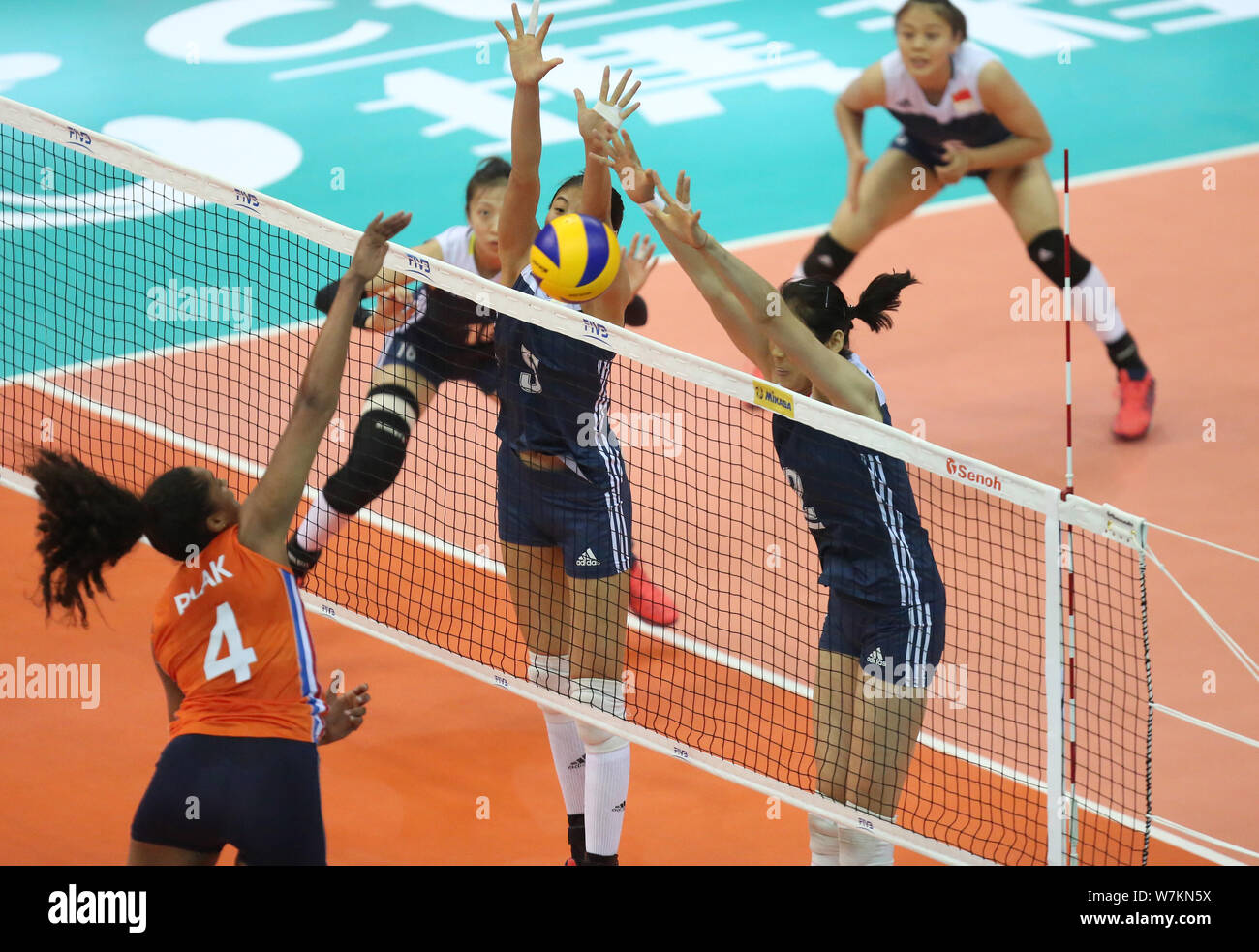 encuentro entre líderes de la fivb y volleyball world con el ministro gao para fortalecer el desarrollo del voleibol a nivel mundial.