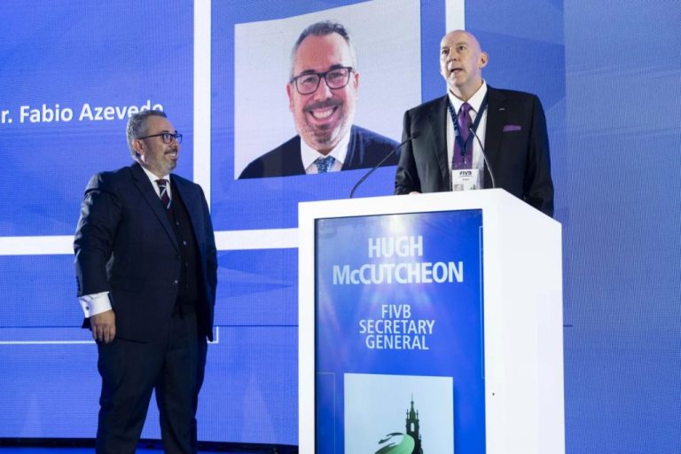 encuentro entre líderes de fivb y volleyball world con el ministro gao para fortalecer el desarrollo del voleibol a nivel global.