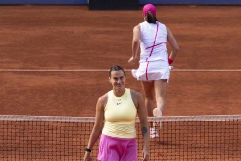 sabalenka y swiatek anuncian bajas en el torneo de dubái; el director del evento solicita sanciones para controlar ausencias inesperadas.