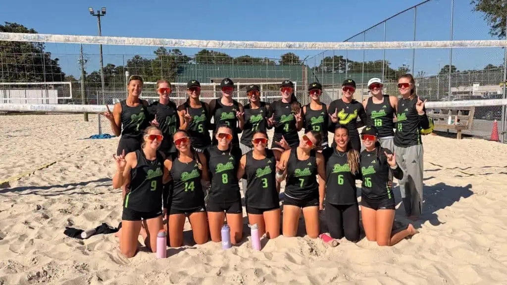 el equipo de voleibol playa de usf se prepara intensamente para su temporada inaugural, listo para competir y destacar en el circuito.
