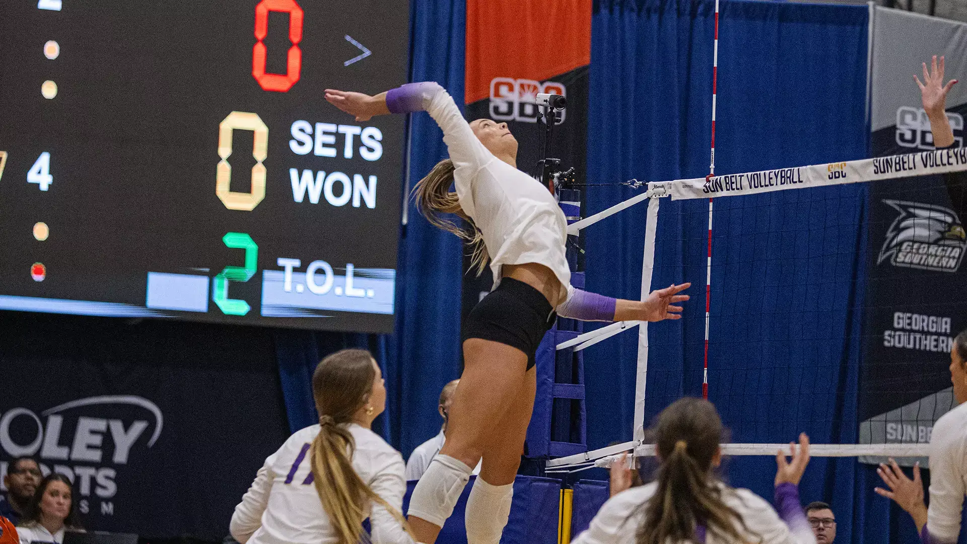 marquette vóley se prepara para recibir a emi y tani juric en un emocionante partido que promete espectáculo y talento en la cancha.