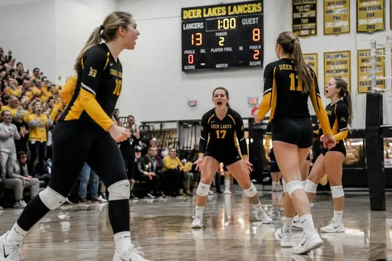 el equipo de voleibol de deer lakes, dirigido por jugadores seniors, busca conquistar el título regional con determinación y esfuerzo.