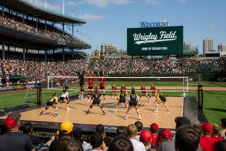 el emocionante partido de voleibol entre missouri y nebraska tendrá lugar en el histórico wrigley field de chicago, ofreciendo un espectáculo deportivo único e inolvidable.