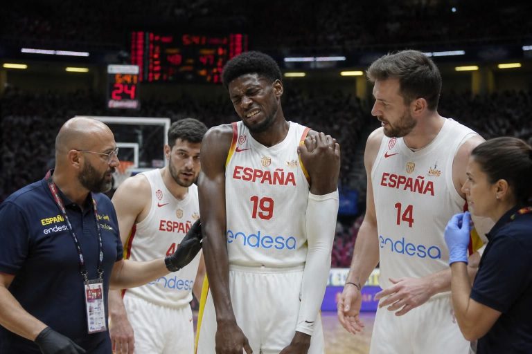 eli ndiaye, jugador de los hawks, sufre una lesión en el hombro mientras juega con la selección española, afectando su participación en próximos partidos.