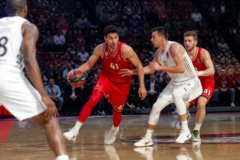 hapoel tel aviv conserva la ilusión y pelea con fuerza contra el real madrid en los cuartos de final de la euroliga, buscando un lugar en las semifinales.