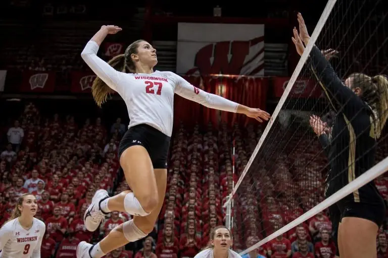 descubre cómo la reclasificación de decelise champion fortalece al voleibol de wisconsin al unirse a los badgers, aportando talento y energía renovada al equipo.