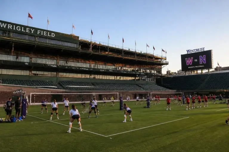 wrigley field se prepara para albergar un emocionante doble enfrentamiento de voleibol universitario femenino en septiembre, mostrando talento y pasión en un escenario icónico.