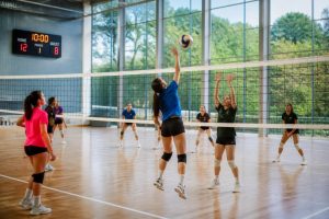 descubre la nueva instalación de voleibol en st. gabriel, especialmente diseñada para jóvenes atletas femeninas, ofreciendo un espacio seguro y moderno para desarrollar su talento deportivo.