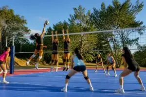 descubre la nueva instalación de voleibol en st. gabriel, especialmente diseñada para jóvenes atletas femeninas, que ofrece un espacio moderno y seguro para entrenar y competir.