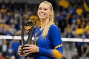 olivia babcock, destacada jugadora de voleibol de pitt, hace historia al ser la primera mujer en recibir el prestigioso premio bob prince, reconocido por su excelencia deportiva.