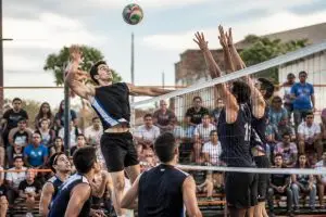 arnold voleibol busca acabar una sequía de diez años sin conquistar el título distrital, mostrando determinación y esfuerzo en cada partido.