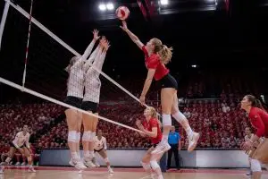 descubre dónde y a qué hora ver el scrimmage de voleibol nebraska red-white en vivo, incluye detalles del canal y opciones de transmisión en directo.