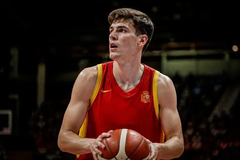 sergio de larrea de los mavs se prepara para la clasificación fiba con la selección española, mostrando su talento y compromiso para llevar a españa al éxito.