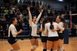 uaa voleibol supera sus nervios iniciales y consigue su primera victoria en casa de la nueva temporada, demostrando fuerza y determinación en la cancha.