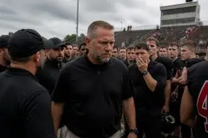 la uil suspende a neil searcy, entrenador principal de fútbol americano de gainesville (tx), por incumplir las reglas de entrenamiento, afectando al equipo y la competición.