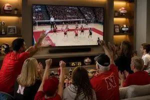 descubre dónde ver el partido de voleibol nebraska vs. missouri, con información sobre el canal, horario y la programación televisiva para no perderte ningún detalle del encuentro.