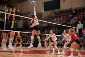 análisis detallado de la victoria del equipo de voleibol de wisconsin contra uw-milwaukee, destacando fortalezas y debilidades para comprender su desempeño y resultados.