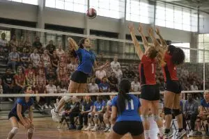 el torneo de voleibol de hickman honra la memoria de aiyanna williams, celebrando su legado y promoviendo el espíritu deportivo en la comunidad.