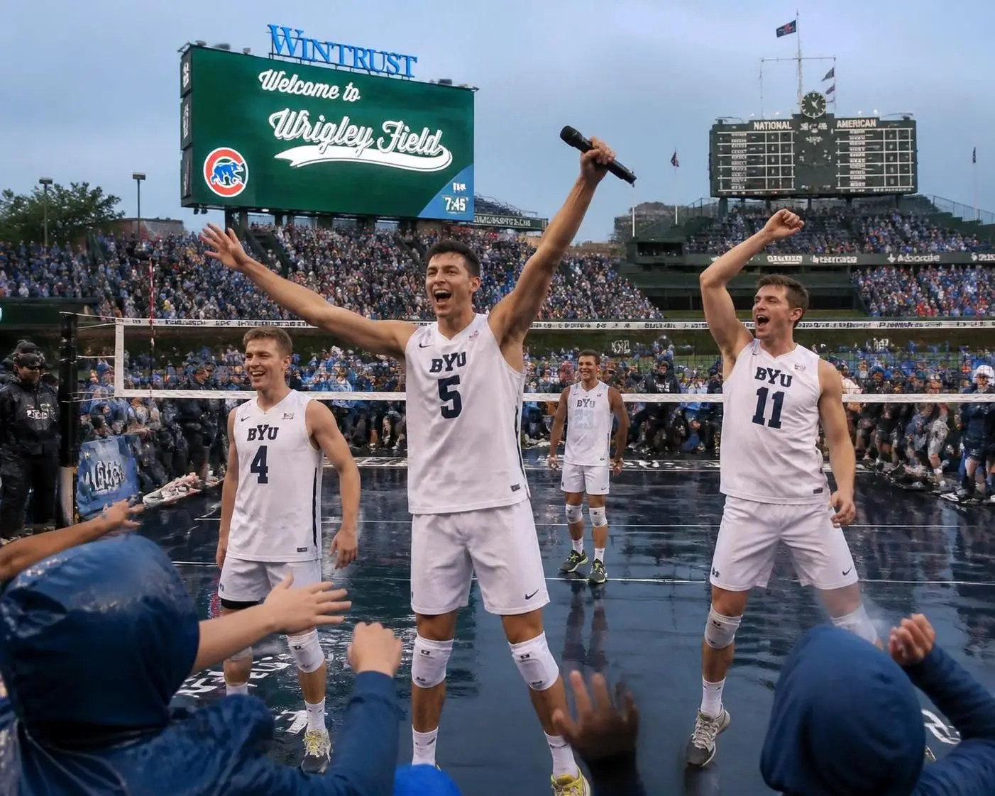 jugadores universitarios de voleibol animan a la multitud en wrigley field durante las demoras, ofreciendo un espectáculo entretenido y lleno de energía.