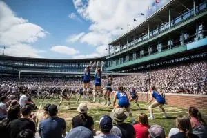 los jugadores universitarios de voleibol entretienen a la multitud en wrigley field durante las demoras, ofreciendo un espectáculo emocionante y manteniendo la energía alta.