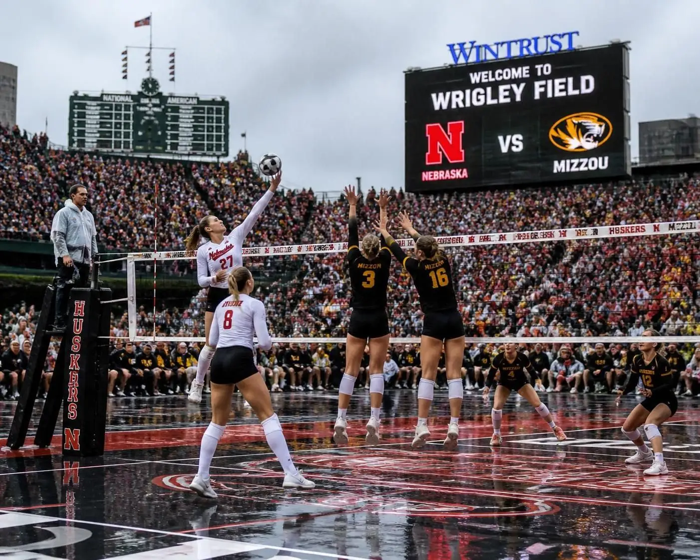 partido de voleibol entre nebraska suspendido en wrigley field debido a problemas con la cancha.