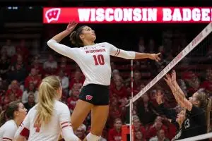 descubre el impacto y las expectativas con la joven promesa decelise champion, de 16 años, al unirse al equipo de voleibol de wisconsin.