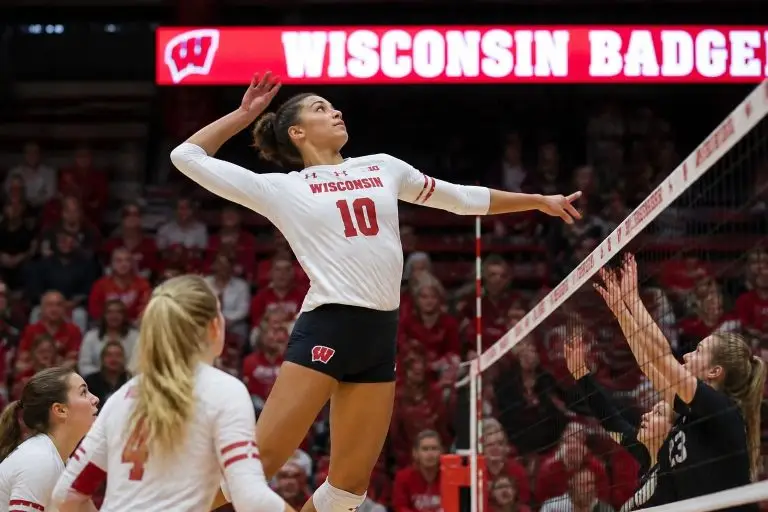 descubre el impacto y las expectativas con la joven promesa decelise champion, de 16 años, al unirse al equipo de voleibol de wisconsin.