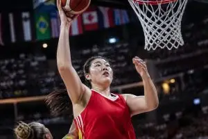 descubre quién es zhang ziyu, la pívot gigante de 2,18 m que está dominando el mundial femenino de la fiba con su impresionante talento y presencia en la cancha.