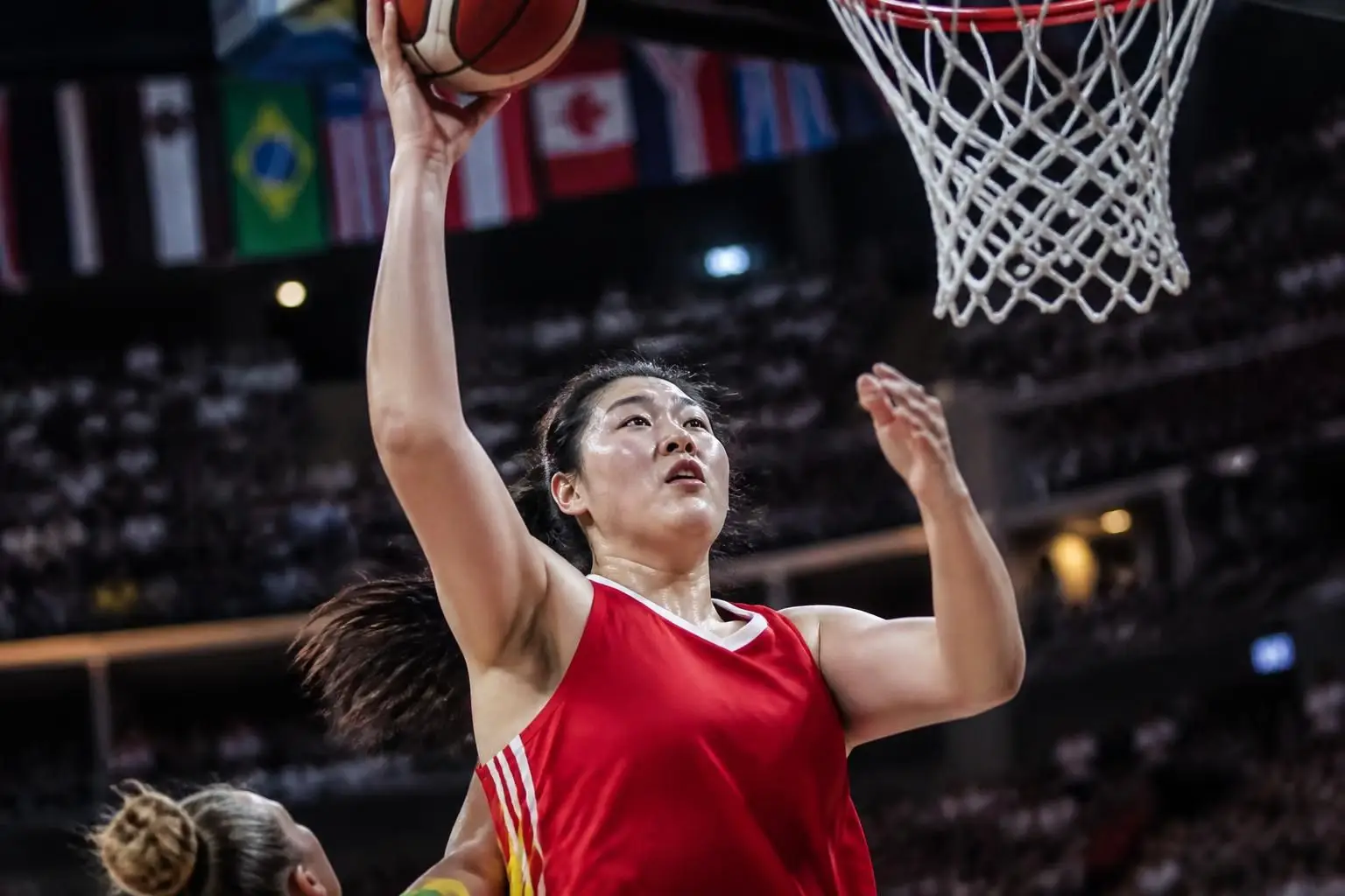 descubre quién es zhang ziyu, la pívot gigante de 2,18 m que está dominando el mundial femenino de la fiba con su impresionante talento y presencia en la cancha.