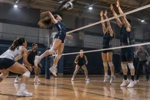 los mustangs ajustan su estrategia y perfeccionan su juego para afrontar los retos de una nueva y exigente temporada de voleibol.